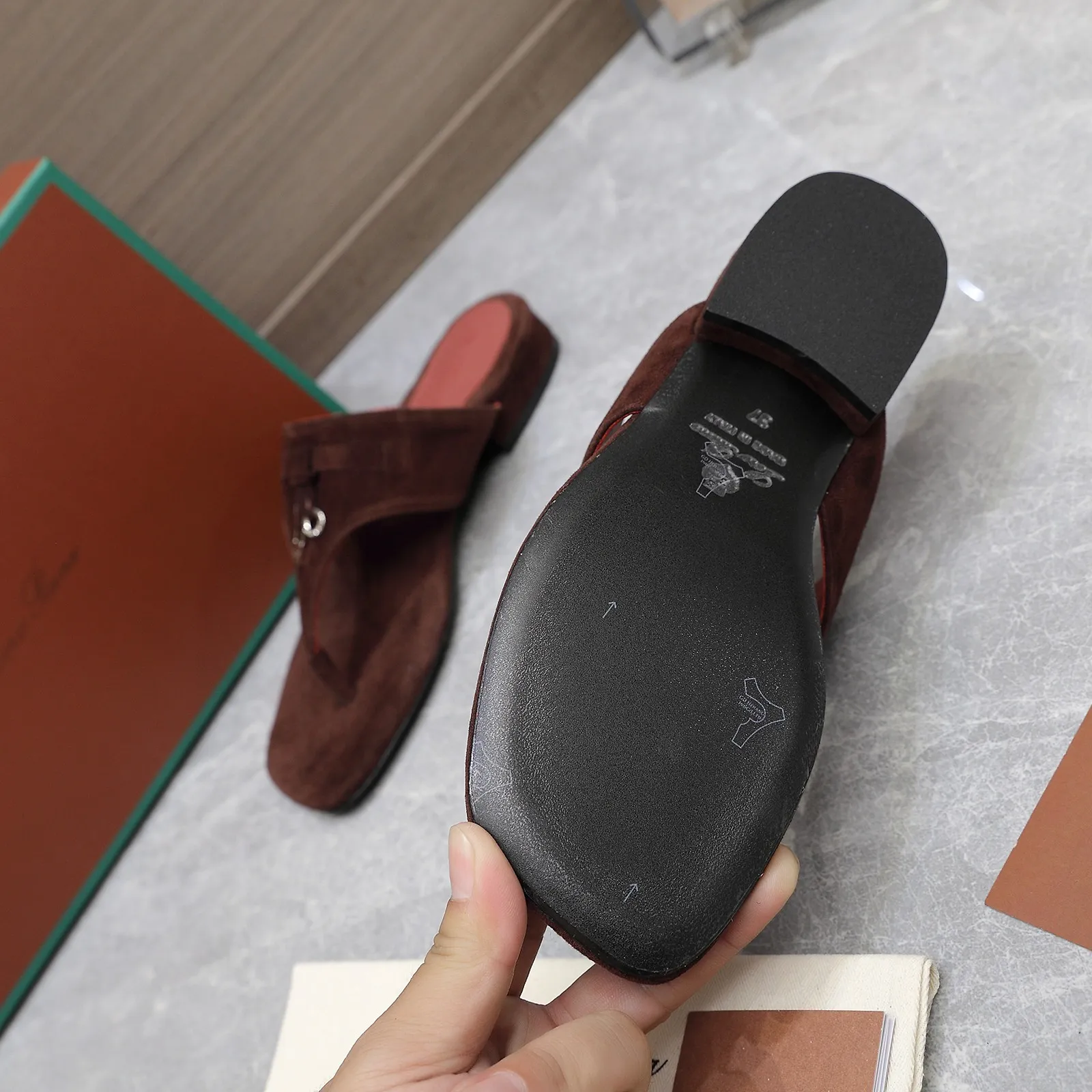 👟👟Ex-factory price 560👟👟 Purchasing-grade [Loro Piana] LP Mindil series T-strap thong sandals ✔️Top quality ✔️Soft sheep leather forms a tailor-made band that meets at the top of the upper and is fixed by a strong elastic ankle design. One is adorned with a discreet horn padlock, the other a gold circle badge. With its simple construction and sophisticated feel, these sandals are ideal for summer. ✔️Material: imported sheepskin fabric, sheepskin lining and feet ✔️Imported genuine leather outsole ✔️Code number: 35-42 (35/41/42 custom-made, non-refundable)